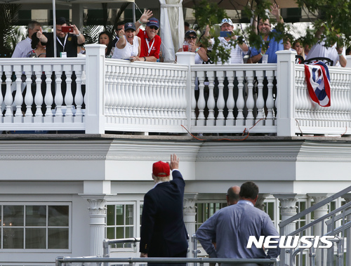 【베드민스터(미 뉴저지주)=AP/뉴시스】 도널드 트럼프 미국대통령이 15일(현지시간) 베드민스터의 트럼프 골프장에서 열린 US오픈 여자골프대회3라운드 도중 지지자들을 향해 손을 흔들어보이고 있다. 2017.07.16.