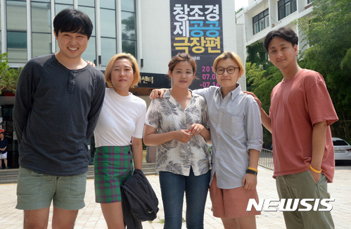 【서울=뉴시스】장세영 기자 = 서바이벌 연극 '창조경제-공공극장편'과 이 경쟁 시스템 연극에 참여한 연출가들이 14일 오후 서울 중구 남산예술센터에서 뉴시스와 인터뷰를 하고 포즈를 취하고 있다. 사진은 불의전차 연출 변영진 (왼쪽부터), 신야 연출 신아리, 잣프로젝트 연출 이재민, 907 연출 설유진, 극단 앤드씨어터 연출 전윤환. 2017.07.14. photothink@newsis.com