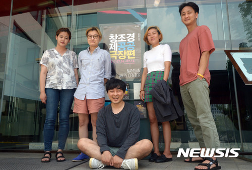 【서울=뉴시스】장세영 기자 = 서바이벌 연극 '창조경제-공공극장편'과 이 경쟁 시스템 연극에 참여한 연출가들이 14일 오후 서울 중구 남산예술센터에서 뉴시스와 인터뷰를 하고 포즈를 취하고 있다. 사진은 잣프로젝트 연출 이재민 (왼쪽부터), 907 연출 설유진, 불의전차 연출 변영진, 신야 연출 신아리, 극단 앤드씨어터 연출 전윤환. 2017.07.14. photothink@newsis.com