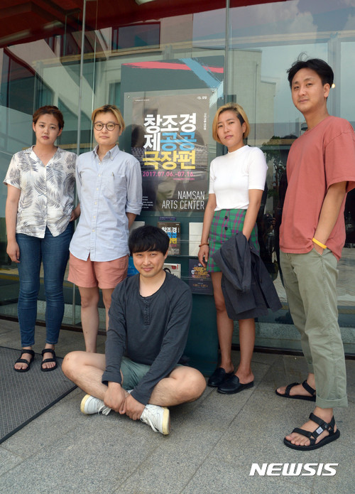 【서울=뉴시스】장세영 기자 = 서바이벌 연극 '창조경제-공공극장편'과 이 경쟁 시스템 연극에 참여한 연출가들이 14일 오후 서울 중구 남산예술센터에서 뉴시스와 인터뷰를 하고 포즈를 취하고 있다. 사진은 잣프로젝트 연출 이재민 (왼쪽부터), 907 연출 설유진, 불의전차 연출 변영진, 신야 연출 신아리, 극단 앤드씨어터 연출 전윤환. 2017.07.14. photothink@newsis.com