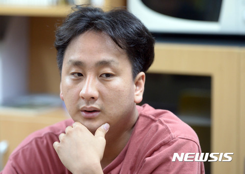 【서울=뉴시스】장세영 기자 = 서바이벌 연극 '창조경제-공공극장편'과 이 경쟁 시스템 연극에 참여한 극단 앤드씨어터 연출 전윤환이 14일 오후 서울 중구 남산예술센터에서 뉴시스와 인터뷰를 하고 있다. 2017.07.14. photothink@newsis.com