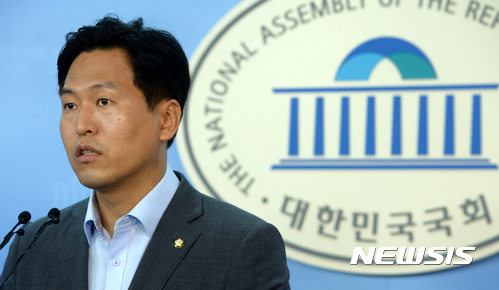 【서울=뉴시스】이영환 기자 = 국민의당 손금주 수석대변인이 16일 오전 서울 여의도 국회 정론관에서 최저임금 확정 관련 브리핑을 하고 있다.손금주 수석대변인은 올해보다 16.4% 올라 7,530원으로 확정된 2018년 최저임금을 2020년 최저임금 1만원 시대를 위한 긍정적인 첫 걸음이라 평가 했지만 최저임금 인상으로 인한 소상공인, 자영업자들의 부담이 증가 하는데 이들을 위한 지원책이 발표되지 않은 점은 아쉽다고 밝혔다. 2017.07.16. 20hwan@newsis.com