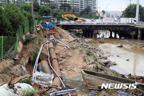 【청주=뉴시스】인진연 기자 = 지난 16일 기록적인 폭우가 쏟아진 뒤 범람 위기를 넘긴 청주 무심천의 수위가 내려간 17일 , 유실된 청주 석남천의 제방을 따라 파열된 상·하수관이 전날의 참상을 고스란히 전하고 있다. 2017.07.17 inphoto@newsis.com