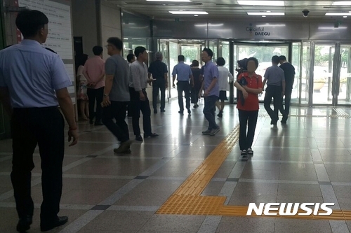 【대구=뉴시스】정창오 기자 = 내년도 최저임금이 대폭 인상되면서 9급 초임 공무원의 월급이 최저 임금에 미치지 못하는 역전 현상이 나타나는 상황이 초래될 것으로 전망되자 공직사회에서 하급직을 중심으로 임금 인상 목소리가 커지고 있다. 사진은 17일 오후 점심식사를 위해 청사를 나서는 대구시청 공무원 모습이다. 2017.07.17.&nbsp; jco@newsis.com