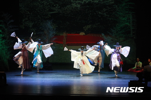 【부산=뉴시스】제갈수만 기자 = 부산시와 부산관광공사가 추진하는 2017 부산원아시아페스티벌(이하, BOF)의 '메이드 인 부산(Made in Busan)' 지역공연육성 부문에 예인청의 ‘'무위 도가의 짓(김진홍의 한량무)'이 선정됐다고 17일 밝혔다.2017.07.17. (사진= 부산관광공사 제공) photo@newsis.com