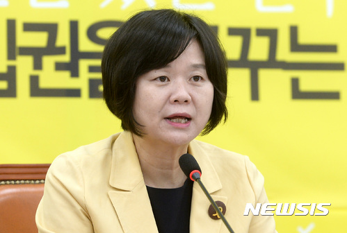 【서울=뉴시스】이영환 기자 = 정의당 이정미 대표가 17일 오전 서울 여의도 국회 정의당 대표실에서 열린 상무위원회에 참석해 모두발언 하고 있다.이정미 대표는 모두발언에서 제69회 제헌절을 맞이하는 심정이 다른때와 다르다며 "국정농단 적폐세력에 의해 무너질뻔한 헌법이 1600만 촛불로 지켜졌다, 헌법의 집권자도 수호자도 자랑스러운 국민이었다"고 밝혔다. 2017.07.17. 20hwan@newsis.com