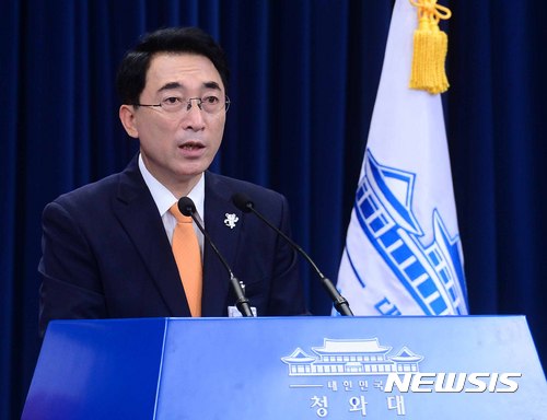 【서울=뉴시스】전신 기자 = 박수현 대변인이 17일 청와대 대브리핑룸에서 조달청장, 병무청장, 농촌진흥청장 등 차관급 인사를 발표하고 있다. 조달청장에 박춘섭 기획재정부 예산실장, 병무청장에 기찬수 전 기무사령부 참모장, 농촌진흥청장에 라승용 전북대 원예학과 석좌교수를 각각 임명했다. 또 산림청장에 김재현 건국대 산림조경학과 교수, 기상청장에 남재철 기상청 차장, 공무원인재개발원장에 오동호 인사혁신처 소청심사위 상임위원, 국립외교원장에 조병제 전 외교부 대변인, 국립중앙박물관장에 배기동 한양대 문화인류학과 석좌교수를 각각 임명했다. 2017.07.17. photo1006@newsis.com