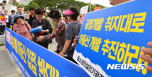 【광주=뉴시스】배동민 기자 = 17일 오전 광주 서구 치평동 광주시청 앞에서 어등산 개발을 찬성하는 어등산관광단지 피해대책위원회(운수마을 주민)와 유통재벌에 의한 어등산 특혜개발을 반대하는 어등산관광단지 유통재벌 입점저지 대책위가 갈등을 빚고 있다. 2017.07.17. guggy@newsis.com