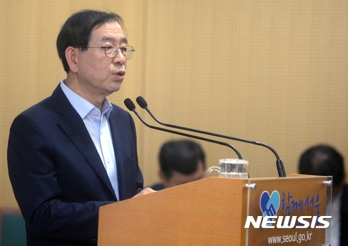 【서울=뉴시스】조성봉 기자 = 박원순 서울시장이 17일 오전 서울 중구 서울시청 브리핑룸에서 노동존중특별시 2단계 7대 실행계획을 발표하고 있다. 서울시는 서울교통공사 등 11개 투자, 출연기관에서 일하는 무기계약직 2442명 전원을 정규직으로 전면 전환한다.2 017.07.17. suncho21@newsis.com