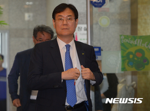 【세종=뉴시스】강종민 기자 = 이관섭 한국수력원자력 사장이 17일 오전 신고리 5·6호기 건설 일시 중단 관련 기자간담회를 위해 세종시 한솔동의 한 음식점에 들어서고 있다. 2017.07.17. ppkjm@newsis.com