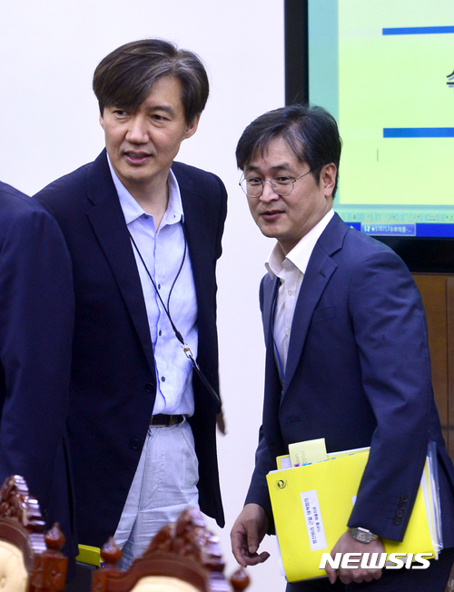 [서울=뉴시스] 전진환 기자 = 지난 2017년 7월17일 오후 청와대 여민관 소회의실에서 열리는 수석 보좌관 회의에 참석한 조국(왼쪽) 당시 민정수석과 박형철 전 반부패비서관. 2017.07.17. amin2@newsis.com