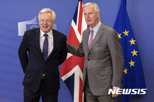 【브뤼셀=AP/뉴시스】미셀 바르니에 유럽연합(EU) 집행위원회 협상 대표(오른쪽)가 17일(현지시간) 벨기에 브뤼셀에 있는 EU 본부에서 영국의 유럽연합(EU) 탈퇴(브렉시트) 협상을 하기 전 데이비드 데이비스 영국 브렉시트부 장관과 인사하고 있다. 영국 정부와 EU는 이날 브렉시트 2차 협상을 시작했다. 2017.07.18 