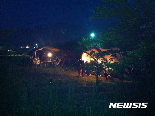 【태백=뉴시스】김태식 기자 = 전국이 열대야로 잠 못 이루는 밤을 보내는 가운데 고지대 스포츠도시인 강원 태백시가 새로운 캠핑 메카로 떠오르고 있다. 사진은 태백의 유일한 사설 캠핑장인 소원지캠핑장 야경.2017.07.18 newsenv＠newsis.com