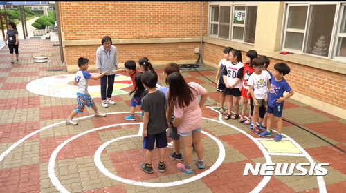 【홍성·예산=뉴시스】 충남도교육청 학부모 활동가들이 초등학교 창의적 체험활동을 하고 있다. 