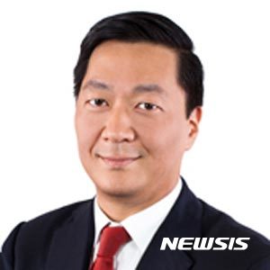 【서울=뉴시스】세계 5대 사모펀드인 미국의 콜버그크래비스로버츠(KKR)가 17일(현지시간) 한국계인 조지프 배(45)를 창업자들의 뒤를 이을 후계자중 한명으로 낙점했다. 조셉 배는 하버드대 출신으로 투자은행인 골드만삭스를 거쳐 1996년 KKR에 합류했다. (사진출처: KKR)