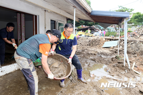 【청주=뉴시스】인진연 기자 = 지난 16일 기록적인 폭우가 쏟아지며 충북 지역에 큰 피해가 발생한 가운데 18일 청주 상당경찰서 직원들이 상당구 월오동의 피해 주택에서 복구작업에 구슬땀을 흘리고 있다. 2017.07.18 inphoto@newsis.com