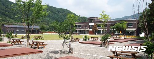 【파주=뉴시스】이경환 기자 = 경기 파주시가 전국 최초로 폐교를 활용한 '별난독서캠핑장'을 조성해 21일 개장한다고 18일 밝혔다.사진은 캠핑장 전경 모습. 2017.07.18.(사진=파주시 제공) lkh@newsis.com