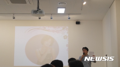 【서울=뉴시스】 18일 서울 중구 순화동 덕수궁롯데캐슬 컬처센터에 있는 출판사 한길사의 '순화동천'(巡和洞天)에서 열린 기자간담회에서 강성민 글항아리 대표가 '등려군: 달빛이 내 마음을 대신하죠'에 대해 설명하고 있다.