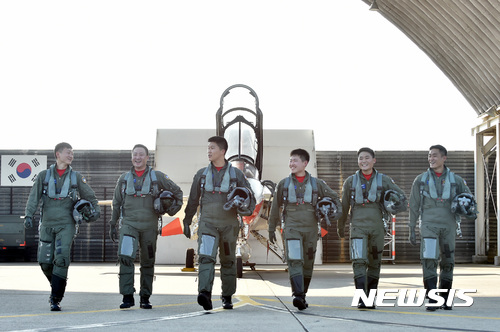 【광주=뉴시스】배동민 기자 = 공군 제1전투비행단은 18일 오후 기지강당에서 '17-2차 고등비행교육 수료식을 거행하고 67명의 새내기 보라매들에게 대한민국 공군 조종사의 상징인 '빨간마후라'를 수여했다. 사진(왼쪽부터)은 고등비행교육을 수료한 배성진 중위, 하태승 중위, 김균동 중위, 이창무 중위, 최재혁 중위, 류경민 중위가 T-50항공기를 배경으로 걸어나오며 영공방위의 결의를 다지고 있는 모습. 2017.07.18. (사진=제1전투비행단 서진철 중사 제공)&nbsp; photo@newsis.com&nbsp;&nbsp;&nbsp;&nbsp;&nbsp;&nbsp;&nbsp; 