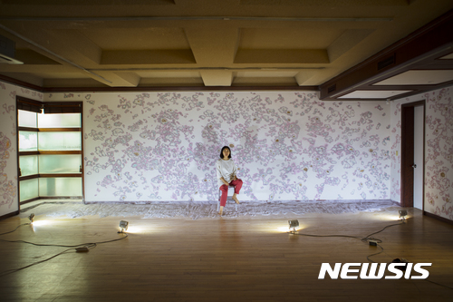 【서울=뉴시스】김도희 작가가 유년시절 기억을 전시장에 풀었다. '혀뿌리'를 타이틀로 진화랑에서 5회 개인전을 연다.