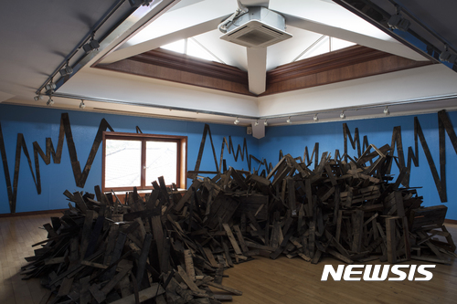 【서울=뉴시스】김도희_피 속의 파도_유광페인트, 생선상자, 경매시장 종소리_가변설치_2017