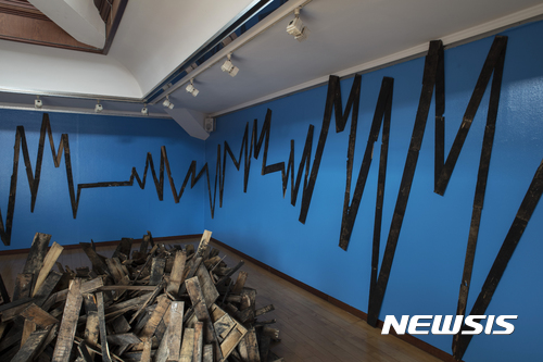 【서울=뉴시스】김도희_피 속의 파도_유광페인트, 생선상자, 경매시장 종소리_가변설치_부분.