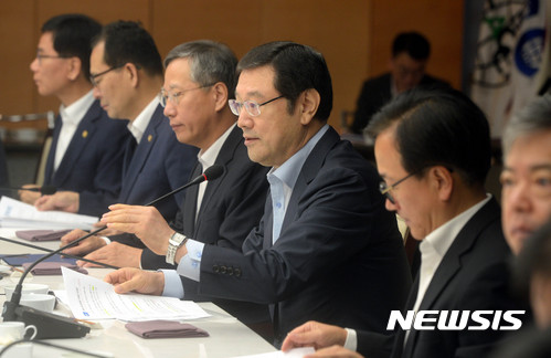 【서울=뉴시스】조성봉 기자 = 이용섭 일자리위원회 부위원장이 18일 오전 서울 중구 대한상공회의소 챔버라운지에서 열린 일자리위원회 15대기업초청 정책간담회에서 모두 발언을 하고 있다 . 2017.07.18.&nbsp;&nbsp; suncho21@newsis.com