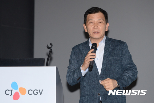 【서울=뉴시스】임태훈 기자 = 서정 CJ CGV 대표가 18일 오전 서울 용산구 CGV 용산점에서 열린 '2017 중반기 CGV 영화산업 미디어 포럼'에서 '극장 혁신, 영화산업을 바꾸다'를 주제로 기조발표를 하고 있다. 2017.07.18. taehoonlim@newsis.com