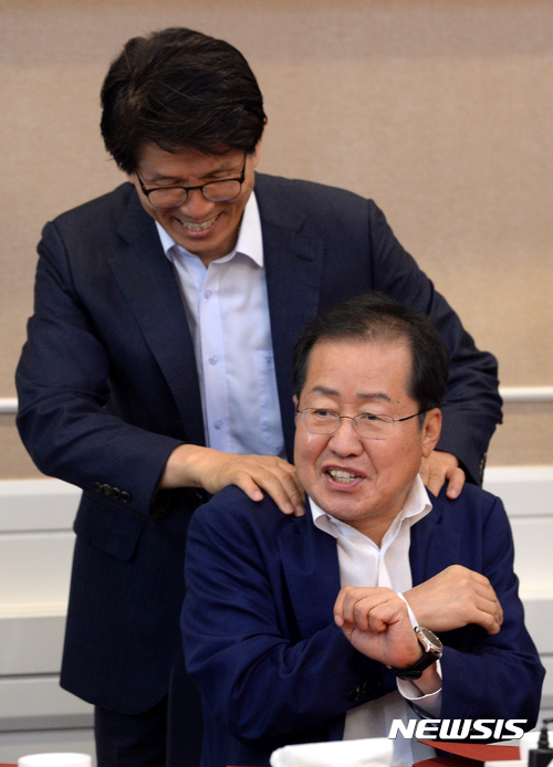 【서울=뉴시스】배훈식 기자 = 18일 오전 서울 여의도 국회 귀빈식당에서 열린 대구경북발전협의회 창립총회에 참석한 김문수 대구수성구갑 당협위원장이 홍준표 자유한국당 대표의 어깨를 주무르고 있다. 2017.07.18. dahora83@newsis.com