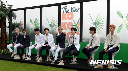 【서울=뉴시스】고범준 기자 = 보이그룹 엑소가 18일 오전 서울 광진구 그랜드워커힐서울 애스톤하우스에서 열린 정규 4집 'THE WAR' 컴백 기자회견에서 앨범 소개를 하고 있다. (왼쪽부터)찬열, 디오, 카이, 수호, 첸, 시우민, 백현, 세훈. 2017.07.18. bjko@newsis.com