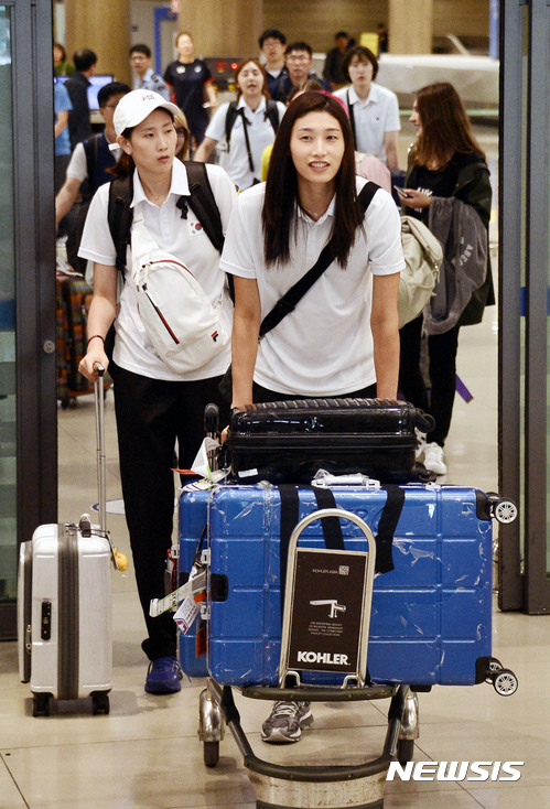 【인천공항=뉴시스】홍찬선 기자 = 한국 여자배구 대표팀의 간판 김연경 선수와 선수들이 18일 인천공항에 귀국하고 있다.  대표팀은 지난 17일(한국시간) 폴란드 오스트로비에츠 시베엥토크시스키에서 열린 국제배구연맹(FIVB) 2017 그랑프리 세계여자배구대회 2주차 3차전에서 홈팀 폴란드를 3-1로 제압하고 2주차 일정을 기분 좋게 마무리 했다. 2017.07.18. mania@newsis.com