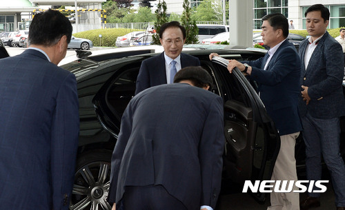 【인천공항=뉴시스】홍찬선 기자 = 이명박 전 대통령이 18일 오후 카자흐스탄으로 출국하기 위해 인천공항에 도착하고 있다. 이 전 대통령의 카자흐스탄 방문은 누르술탄 나자르바예프 대통령의 초청에 이뤄졌다. 2017.07.18. mania@newsis.com