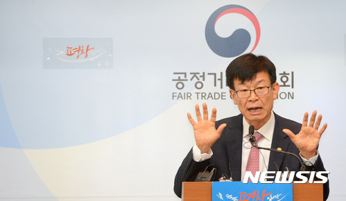 【세종=뉴시스】강종민 기자 = 김상조 공정거래위원장이 지난 18일 오전 정부세종청사 공정위 기자실에서 가맹분야 불공정관행 근절대책을 발표하고 있다. 2017.07.18. ppkjm@newsis.com
