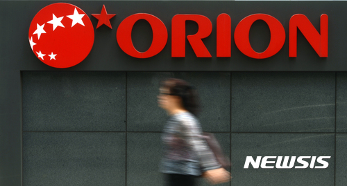 【서울=뉴시스】김선웅 기자 = 이화경 오리온 부회장(담철곤 오리온 회장의 부인)이 회사 소유의 미술품은 빼돌린 혐의로 불구속 기소됐다. 18일 서울중앙지검에 따르면 이 부회장은 경기도 양평에 위치한 오리온 연수원에 보관중이던 시가 2억5000만원 상당의 스틸 가구 작품 '트리플 티어 플랫 서페이스 테이블'을 자택으로 빼돌리고 그 자리에 모조품을 대체해 놓은 혐의를 받고 있다. 이날 오후 서울 용산구에 위치한 오리온 본사의 모습. 2017.07.18. mangusta@newsis.com