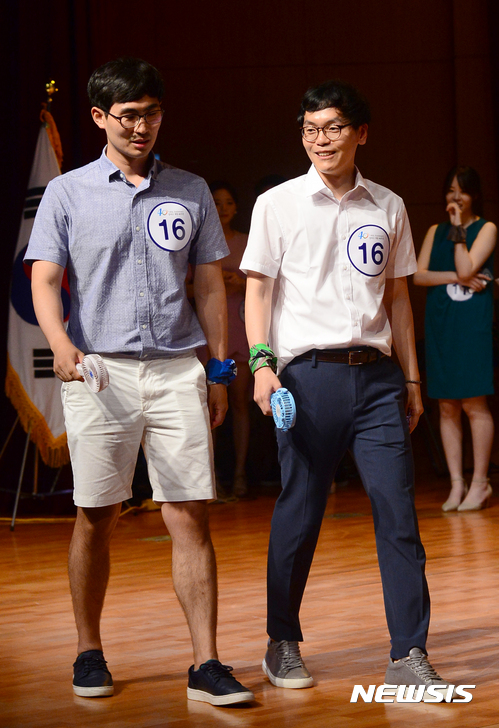 【서울=뉴시스】 권현구 기자 = 18일 오후 서울 강서구민회관 우장홀에서 열린 쿨비즈 패션쇼 '더위야 물렀거라~'에 참가한 강서구 공무원들이 쿨비즈룩을 선보이고 있다. 2017.07.18. stoweon@newsis.com