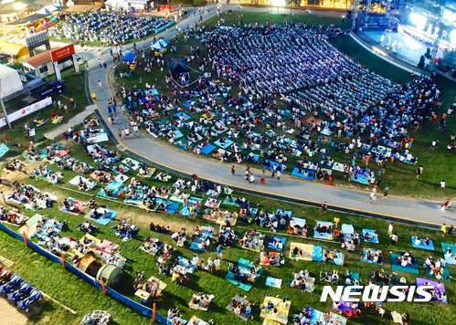 【평창=뉴시스】 지난해 용평리조트 야외무대에서 열린 여름밤 슈퍼콘서트의 모습. (사진=㈜용평리조트 제공)&nbsp; photo@newsis.com&nbsp; 
