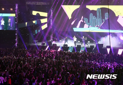 【아스타나=뉴시스】산업통상자원부와 코트라(KOTRA)가 지난 18일(현지시간) 카자흐스탄 아스타나 시내 벨로드롬에서 개최한 '한국의 날 전야제(K-Culture Party)' 행사에서 관객들이 가수 하이라이트의 공연을 관람하고 있다. (사진 코트라 제공)