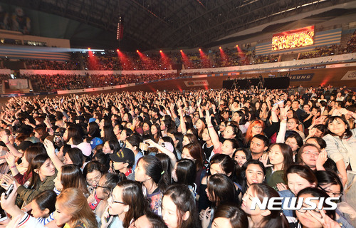 【아스타나=뉴시스】산업통상자원부와 코트라(KOTRA)가 지난 18일(현지시간) 카자흐스탄 아스타나 시내 벨로드롬에서 개최한 '한국의 날 전야제(K-Culture Party)' 행사에서 관객들이 축하 공연을 관람하고 있다. (사진 코트라 제공)