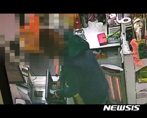 【용인=뉴시스】김지호 기자 = A(49·여)씨가 자신이 근무하던 대형마트에서 돈을 훔치고 있는 모습. (사진=경기 용인동부경찰서 제공) photo@newsis.com