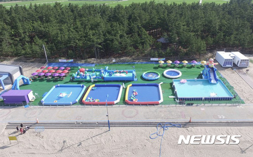 【삼척=뉴시스】 강원 삼척시 맹방해수욕장 수상풀존 (뉴시스 DB)