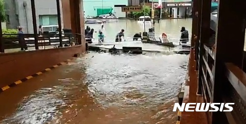 【청주=뉴시스】 지난 16일 범람한 하천 유수와 역류한 하수도 우수가 충북 청주 지웰홈스아파트 후문 지하주차장으로 유입되는 모습. (사진= 주민 제공) photo@newsis.com