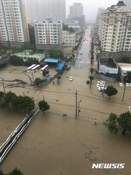 【청주=뉴시스】 지난 16일 하천 범람과 하수도 역류로 충북 청주 지웰홈스아파트 주변이 물에 잠겼다. (사진= 주민 제공) photo@newsis.com 