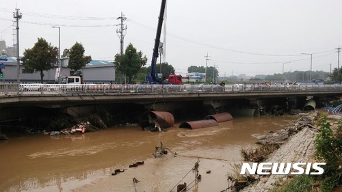 【청주=뉴시스】 지난 16일 폭우로 범람한 청주 석남천에 쌓아둔 대형 관로가 석남교 다리 밑에 걸려 있다. (사진= 주민제공) photo@newsis.com