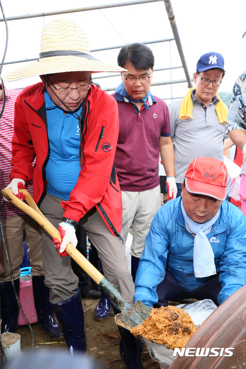 【청주=뉴시스】인진연 기자 = 홍준표 자유한국당 대표가 19일 주요 당직자와 당원 등 100여명과 함께 지난 16일 기록적인 폭우로 수해를 입은 충북 청주시 상당구 낭성면 수해현장을 찾아 복구 활동을 하고 있다. 2017.07.19&nbsp; inphoto@newsis.com 