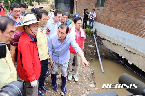 【청주=뉴시스】인진연 기자 = 홍준표 자유한국당 대표가 19일 주요 당직자와 당원 등 100여명과 함께 지난 16일 기록적인 폭우로 수해를 입은 충북 청주시 상당구 낭성면 수해현장을 찾아 현장을 둘러보고 있다. 2017.07.19 inphoto@newsis.com