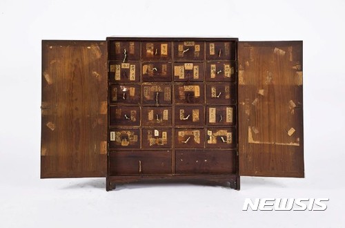 【서울=뉴시스】약장, Mixed media on wood, 63.6×35.2×72.4(h)cm, 추정가 300만~600만원