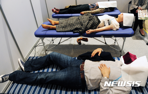 【서울=뉴시스】 숙면 프로그램을 체험하고 있는 체험객들의 모습. 2017.07.19.(사진=뉴시스DB) photo@newsis.com&nbsp;&nbsp; 