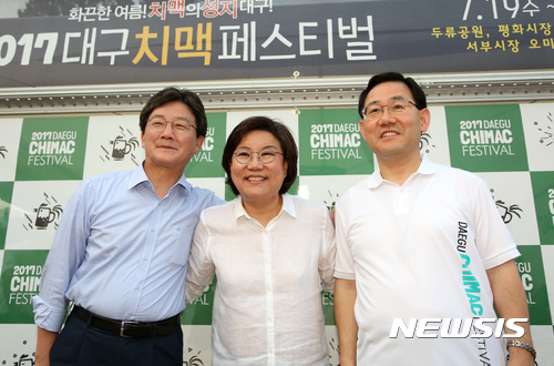 【대구=뉴시스】박준 기자 = 바른정당 지도부인 이혜훈(가운데) 대표와 유승민(왼쪽) 국회의원, 주호영(오른쪽) 원내대표가 19일 대구시 두류야구장에서 개막한 2017대구치맥페스티벌에 참석했다. 2017.07.19june@newsis.com