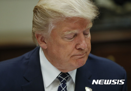 【워싱턴=AP/뉴시스】도널드 트럼프 미국 대통령이 18일(현지시간) 워싱턴 백악관 루즈벨트룸에서 군인들과 오찬을 갖는 도중 무거운 표정을 짓고 있다. 2017.07.19