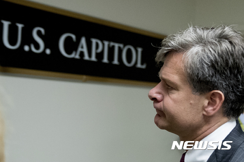 【워싱턴=AP/뉴시스】 미국 상원 법사위원회가 20일(현지시간) 크리스토퍼 레이(50) 연방수사국(FBI) 국장 지명자에 대한 인준안을 만장일치로 통과시켰다, 레이 지명자의 인준안이 앞으로 상원 전체회의만 통과하면 그는 신임 FBI 국장이 취임하게 된다. 레이 지명자가 지난 18일 워싱턴에 있는 의사당에 들어서고 있다. 2017.07.21